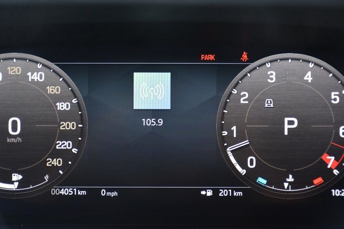 Подержанный Land Rover Defender 110 II, 5.0 л, 2024 в Шардже от Alfaris Used Cars Черный цвет.  | AUTO.AE