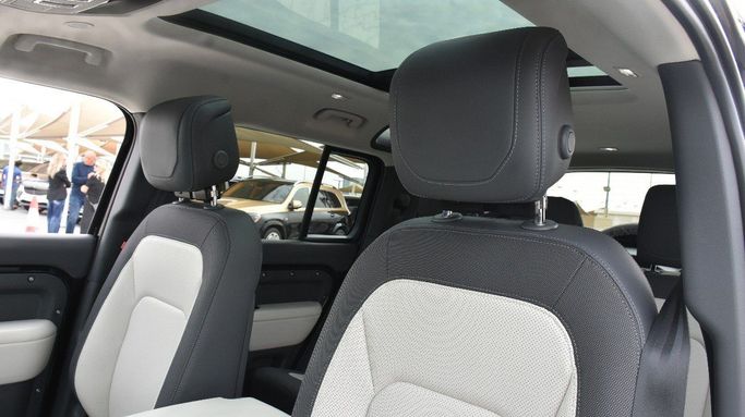 Подержанный Land Rover Defender 110 II, 3.0 л, 2024 в Шардже от Alfaris Used Cars Черный цвет.  | AUTO.AE