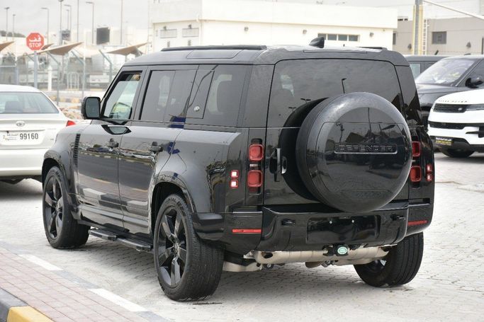 Подержанный Land Rover Defender 110 II, 3.0 л, 2024 в Шардже от Alfaris Used Cars Черный цвет.  | AUTO.AE