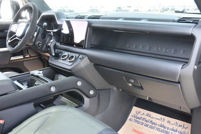 Подержанный Land Rover Defender 110 II, 5.0 л, 2024 в Шардже от Alfaris Used Cars Черный цвет.  | AUTO.AE
