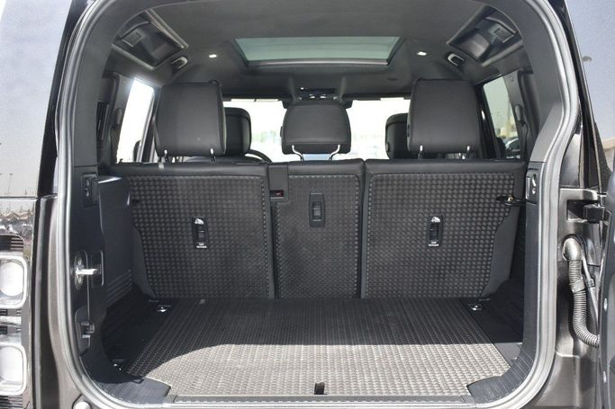 Подержанный Land Rover Defender 110 II, 5.0 л, 2024 в Шардже от Alfaris Used Cars Черный цвет.  | AUTO.AE