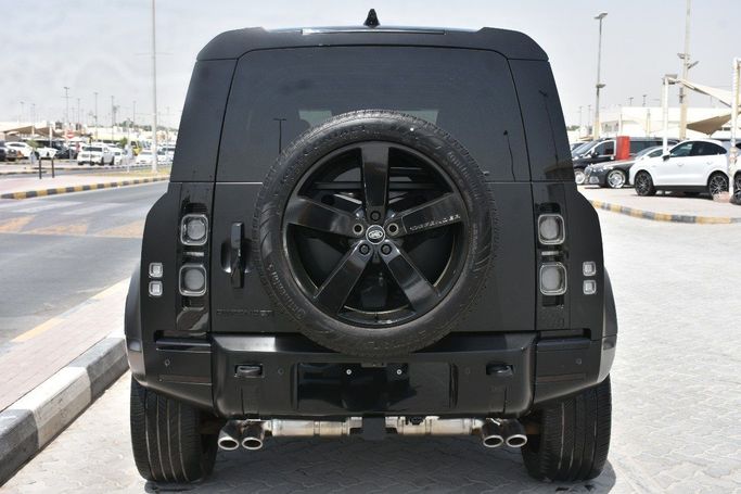 Подержанный Land Rover Defender 110 II, 5.0 л, 2024 в Шардже от Alfaris Used Cars Черный цвет.  | AUTO.AE
