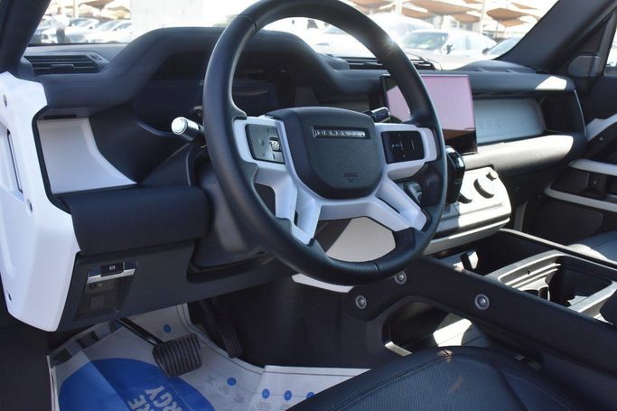 Подержанный Land Rover Defender 110 II, 3.0 л, 2022 в Шардже от Alfaris Used Cars Белый цвет.  | AUTO.AE