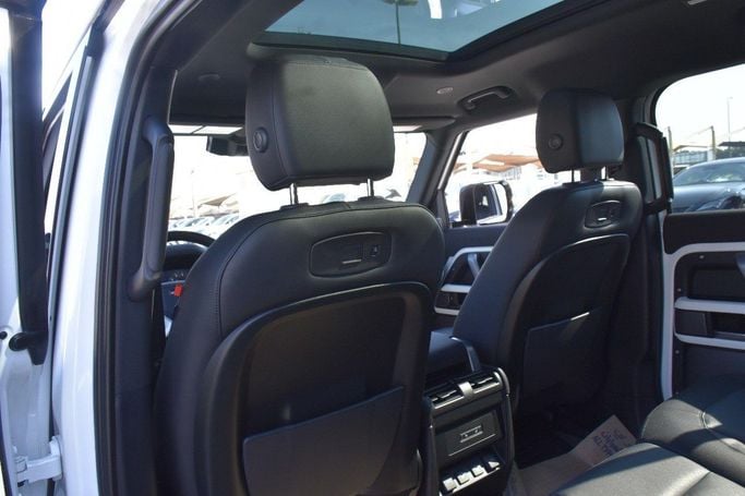 Подержанный Land Rover Defender 110 II, 3.0 л, 2022 в Шардже от Alfaris Used Cars Белый цвет.  | AUTO.AE