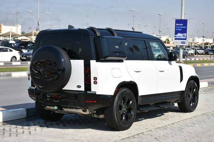 Подержанный Land Rover Defender 110 II, 3.0 л, 2022 в Шардже от Alfaris Used Cars Белый цвет.  | AUTO.AE