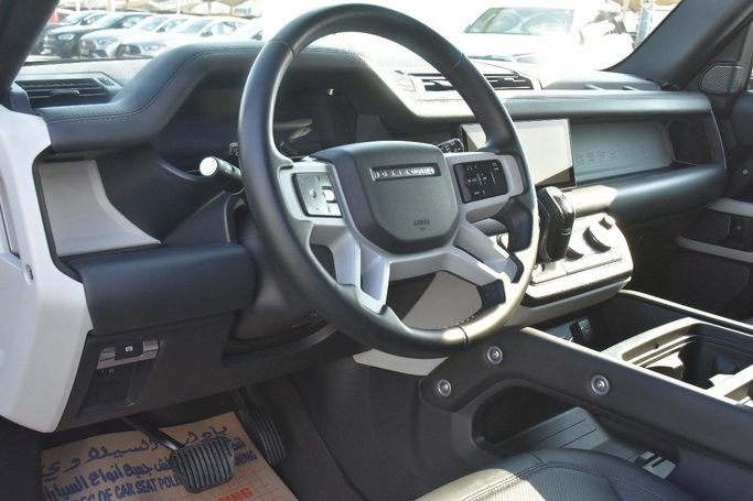 Подержанный Land Rover Defender 110 II, 3.0 л, 2023 в Шардже от Alfaris Used Cars Черный цвет.  | AUTO.AE