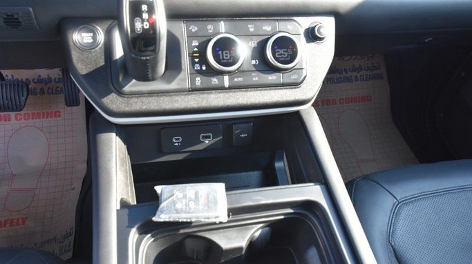 Подержанный Land Rover Defender 110 II, 3.0 л, 2023 в Шардже от Alfaris Used Cars Черный цвет.  | AUTO.AE