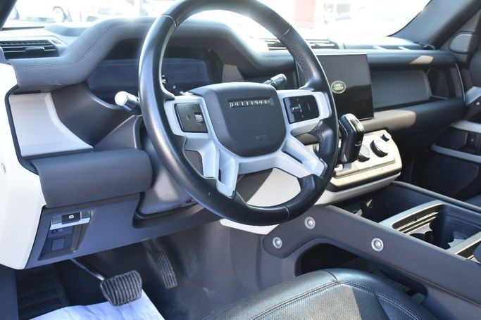 Подержанный Land Rover Defender 110 II, 3.0 л, 2022 в Шардже от Alfaris Used Cars Серебристый цвет.  | AUTO.AE