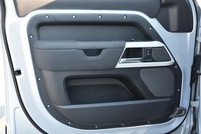 Подержанный Land Rover Defender 110 II, 3.0 л, 2022 в Шардже от Alfaris Used Cars Серебристый цвет.  | AUTO.AE