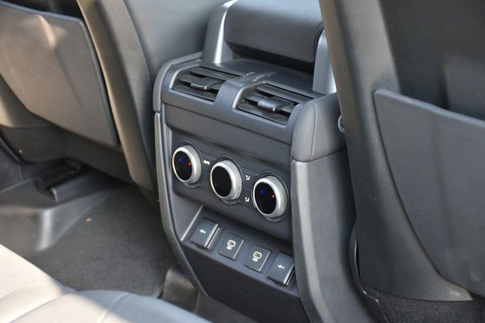 Подержанный Land Rover Defender 110 II, 3.0 л, 2022 в Шардже от Alfaris Used Cars Серебристый цвет.  | AUTO.AE