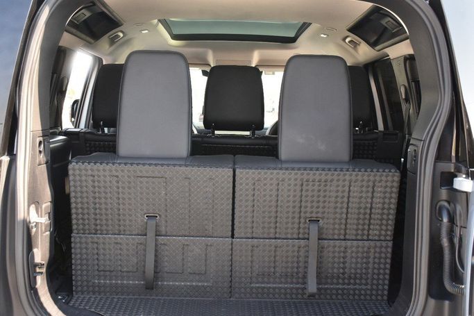 Подержанный Land Rover Defender 110 II, 3.0 л, 2022 в Шардже от Alfaris Used Cars Серебристый цвет.  | AUTO.AE