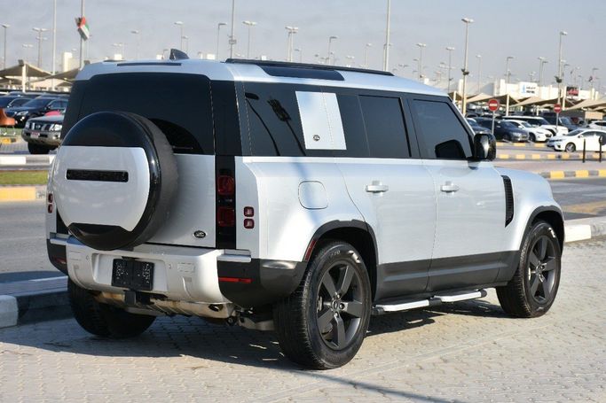 Подержанный Land Rover Defender 110 II, 3.0 л, 2022 в Шардже от Alfaris Used Cars Серебристый цвет.  | AUTO.AE