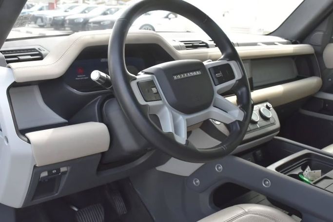 Подержанный Land Rover Defender 110 II, 3.0 л, 2022 в Шардже от Alfaris Used Cars Зеленый цвет.  | AUTO.AE