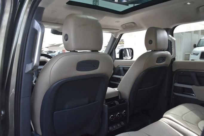 Подержанный Land Rover Defender 110 II, 3.0 л, 2022 в Шардже от Alfaris Used Cars Зеленый цвет.  | AUTO.AE