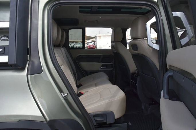 Подержанный Land Rover Defender 110 II, 3.0 л, 2022 в Шардже от Alfaris Used Cars Зеленый цвет.  | AUTO.AE