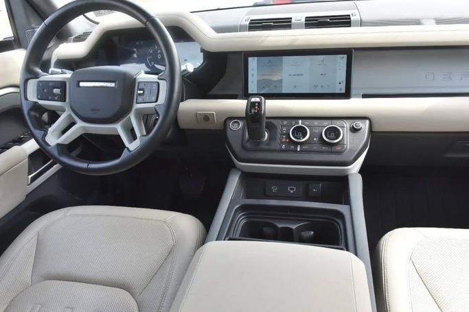 Подержанный Land Rover Defender 110 II, 3.0 л, 2022 в Шардже от Alfaris Used Cars Зеленый цвет.  | AUTO.AE