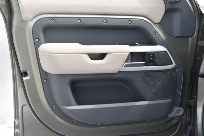 Подержанный Land Rover Defender 110 II, 3.0 л, 2022 в Шардже от Alfaris Used Cars Зеленый цвет.  | AUTO.AE