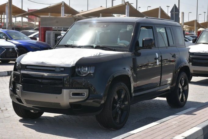 Новый Land Rover Defender 110 II, 2.0 л, 2025 в Шардже от Alfaris Used Cars Черный цвет.  | AUTO.AE