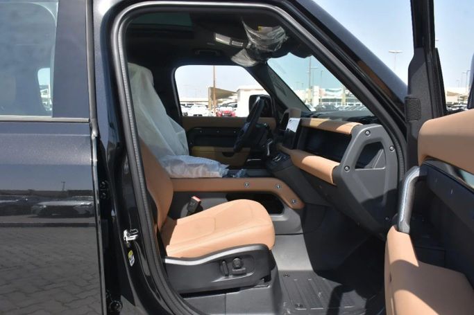 Новый Land Rover Defender 110 II, 2.0 л, 2025 в Шардже от Alfaris Used Cars Черный цвет.  | AUTO.AE