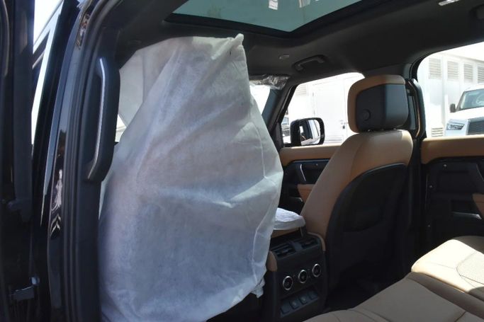 Новый Land Rover Defender 110 II, 2.0 л, 2025 в Шардже от Alfaris Used Cars Черный цвет.  | AUTO.AE