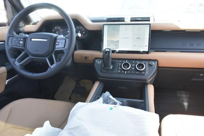 Новый Land Rover Defender 110 II, 2.0 л, 2025 в Шардже от Alfaris Used Cars Черный цвет.  | AUTO.AE