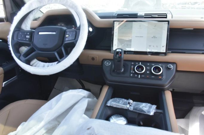 Новый Land Rover Defender 110 II, 2.0 л, 2025 в Шардже от Alfaris Used Cars Черный цвет. Other | AUTO.AE