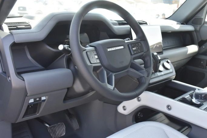 Новый Land Rover Defender P400 II, 3.0 л, 2025 в Шардже от Alfaris Used Cars Черный цвет. Other | AUTO.AE