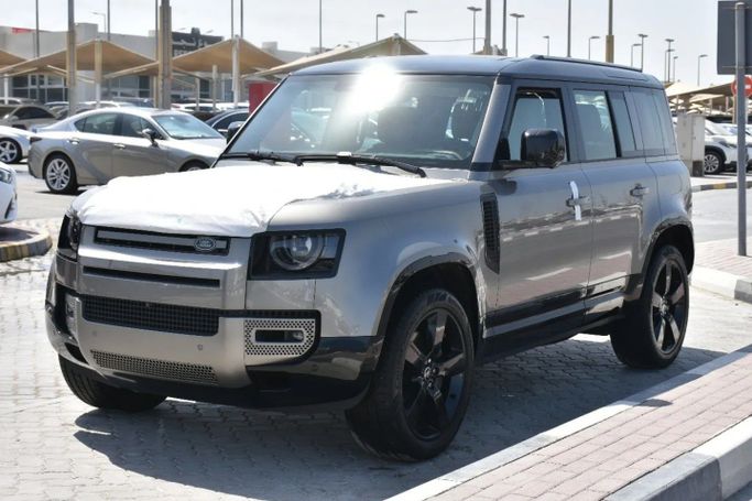 Новый Land Rover Defender 110 II, 2.0 л, 2025 в Шардже от Alfaris Used Cars Черный цвет. Other | AUTO.AE