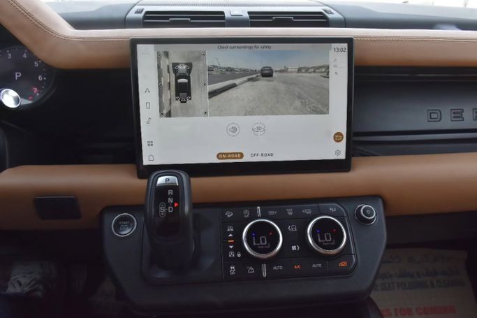 Подержанный Land Rover Defender 110 II, 2.0 л, 2023 в Шардже от Alfaris Used Cars Черный цвет. Other | AUTO.AE