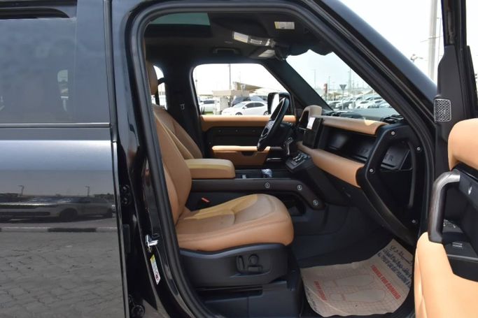 Подержанный Land Rover Defender 110 II, 2.0 л, 2023 в Шардже от Alfaris Used Cars Черный цвет. Other | AUTO.AE