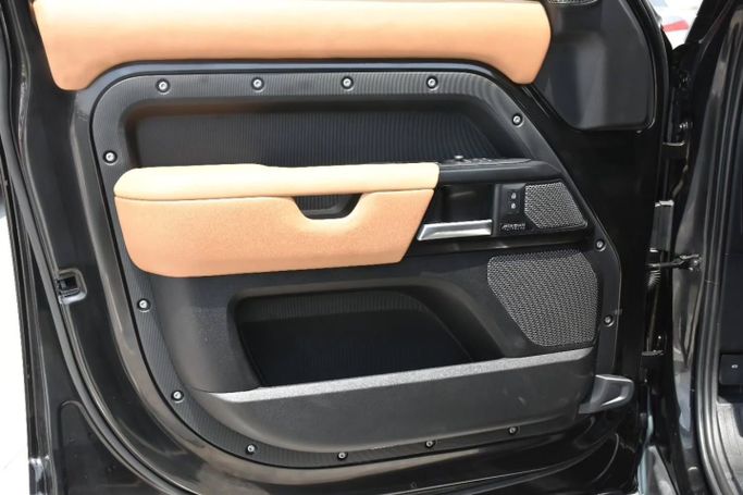 Подержанный Land Rover Defender 110 II, 2.0 л, 2023 в Шардже от Alfaris Used Cars Черный цвет. Other | AUTO.AE