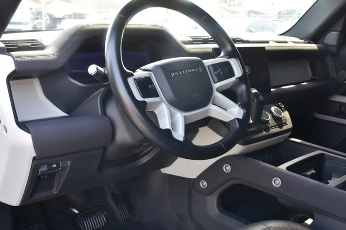 Подержанный Land Rover Defender 110 II, 3.0 л, 2022 в Шардже от Alfaris Used Cars Зеленый цвет. Other | AUTO.AE