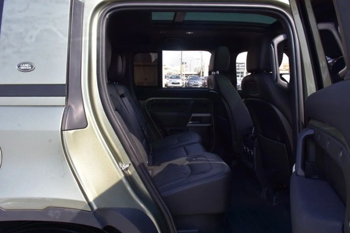 Подержанный Land Rover Defender 110 II, 3.0 л, 2022 в Шардже от Alfaris Used Cars Зеленый цвет. Other | AUTO.AE