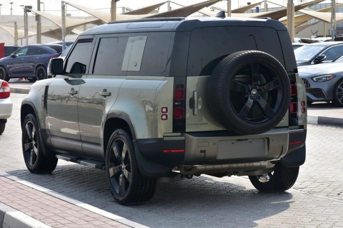 Подержанный Land Rover Defender 110 II, 3.0 л, 2022 в Шардже от Alfaris Used Cars Зеленый цвет. Other | AUTO.AE