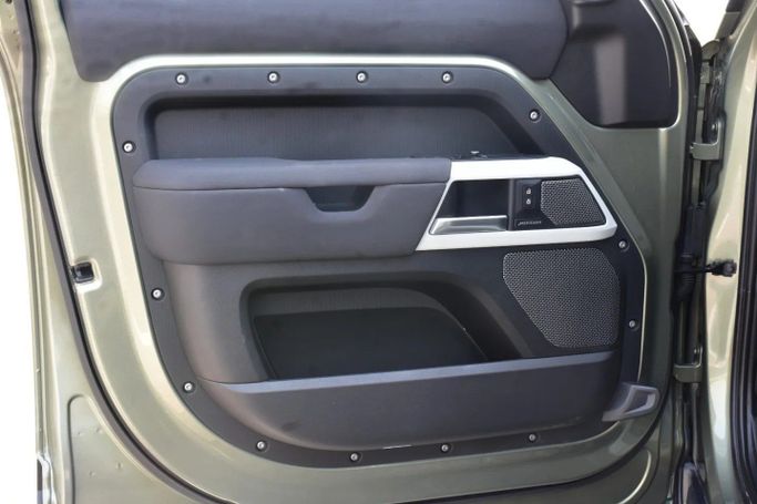 Подержанный Land Rover Defender 110 II, 3.0 л, 2022 в Шардже от Alfaris Used Cars Зеленый цвет. Other | AUTO.AE