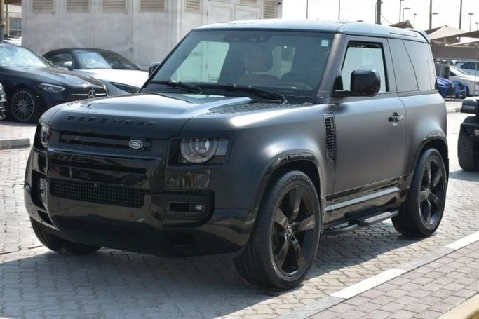 Подержанный Land Rover Defender 90 II, 5.0 л, 2024 в Шардже от Alfaris Used Cars Черный цвет. Other | AUTO.AE
