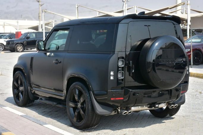 Подержанный Land Rover Defender 90 II, 5.0 л, 2024 в Шардже от Alfaris Used Cars Черный цвет. Other | AUTO.AE