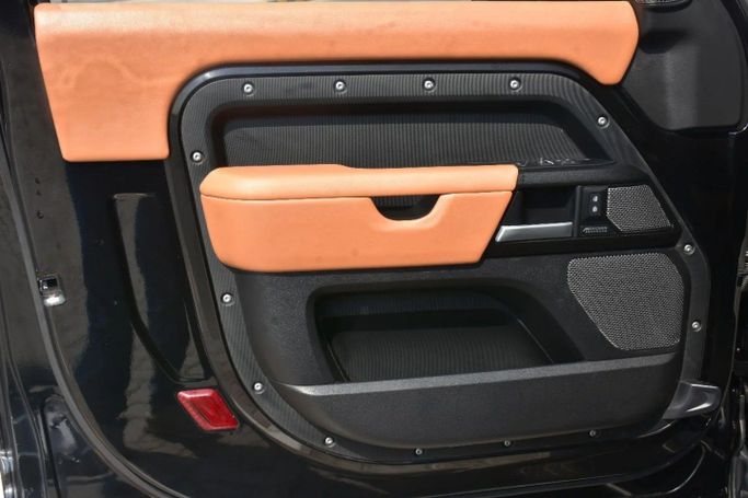 Подержанный Land Rover Defender 90 II, 5.0 л, 2024 в Шардже от Alfaris Used Cars Черный цвет. Other | AUTO.AE