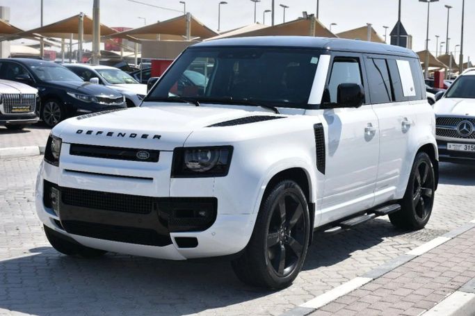 Подержанный Land Rover Defender 110 II, 3.0 л, 2024 в Шардже от Alfaris Used Cars Белый цвет. Other | AUTO.AE