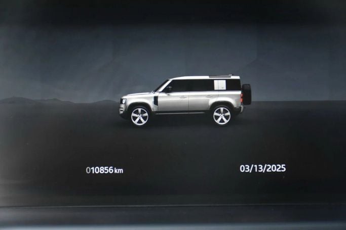 Подержанный Land Rover Defender 110 II, 3.0 л, 2024 в Шардже от Alfaris Used Cars Белый цвет. Other | AUTO.AE