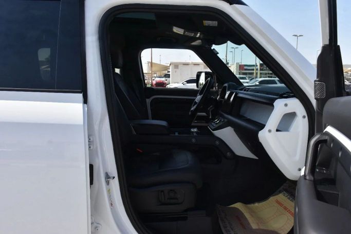 Подержанный Land Rover Defender 110 II, 3.0 л, 2024 в Шардже от Alfaris Used Cars Белый цвет. Other | AUTO.AE