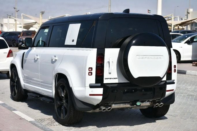 Подержанный Land Rover Defender 110 II, 3.0 л, 2024 в Шардже от Alfaris Used Cars Белый цвет. Other | AUTO.AE