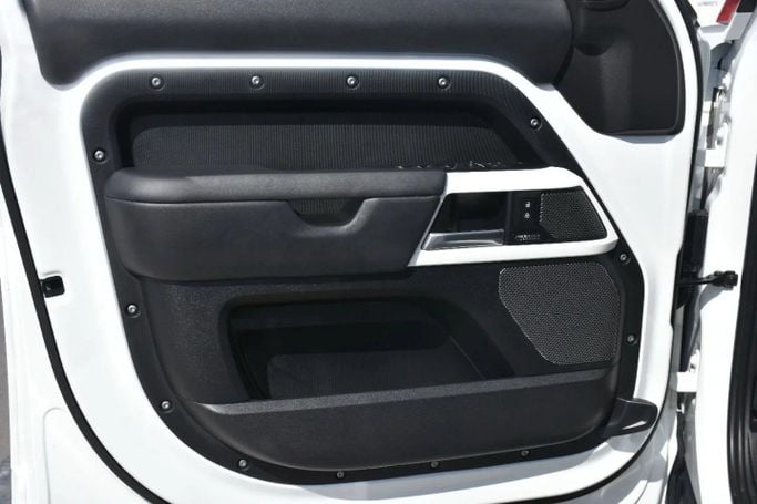 Подержанный Land Rover Defender 110 II, 3.0 л, 2024 в Шардже от Alfaris Used Cars Белый цвет. Other | AUTO.AE