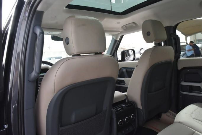 Подержанный Land Rover Defender 110 II, 3.0 л, 2023 в Шардже от Alfaris Used Cars Серый цвет. Other | AUTO.AE