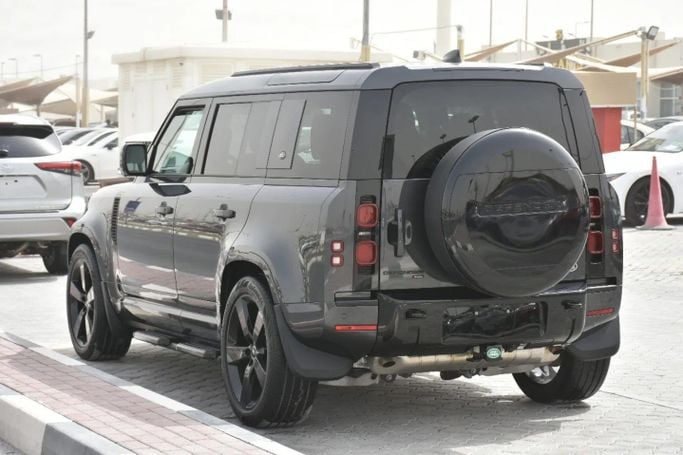 Подержанный Land Rover Defender 110 II, 3.0 л, 2023 в Шардже от Alfaris Used Cars Серый цвет. Other | AUTO.AE