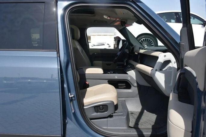 Подержанный Land Rover Defender 110 II, 3.0 л, 2023 в Шардже от Alfaris Used Cars Синий цвет. Other | AUTO.AE