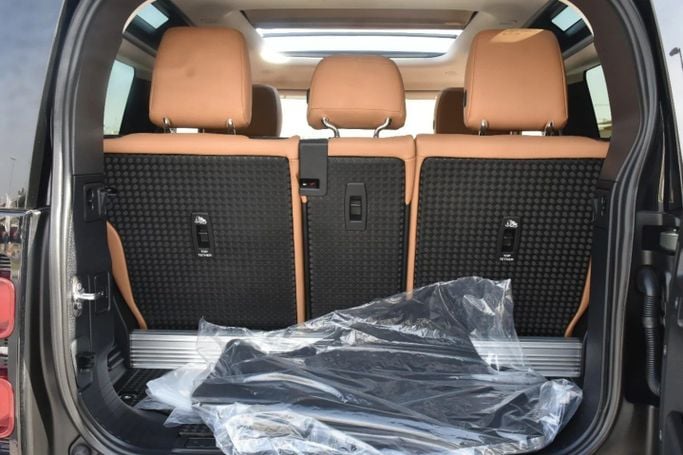 Подержанный Land Rover Defender 90 II, 3.0 л, 2021 в Шардже от Alfaris Used Cars Серебристый цвет. Other | AUTO.AE