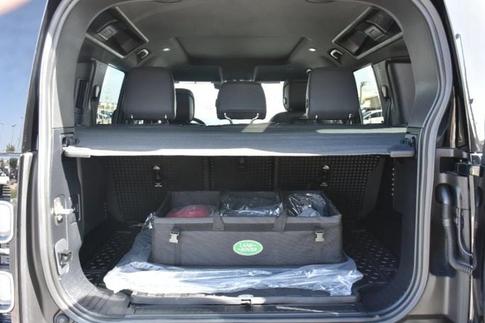 Подержанный Land Rover Defender 110 II, 5.0 л, 2022 в Шардже от Alfaris Used Cars Серый цвет. Other | AUTO.AE