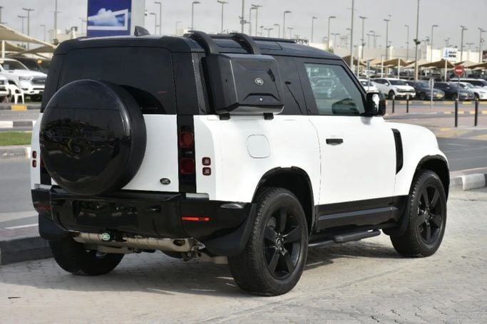 Подержанный Land Rover Defender 90 II, 3.0 л, 2023 в Шардже от Alfaris Used Cars Белый цвет. Other | AUTO.AE
