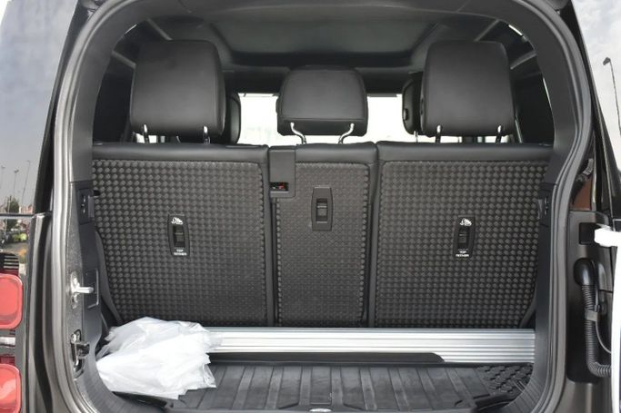 Подержанный Land Rover Defender 90 II, 3.0 л, 2023 в Шардже от Alfaris Used Cars Белый цвет. Other | AUTO.AE